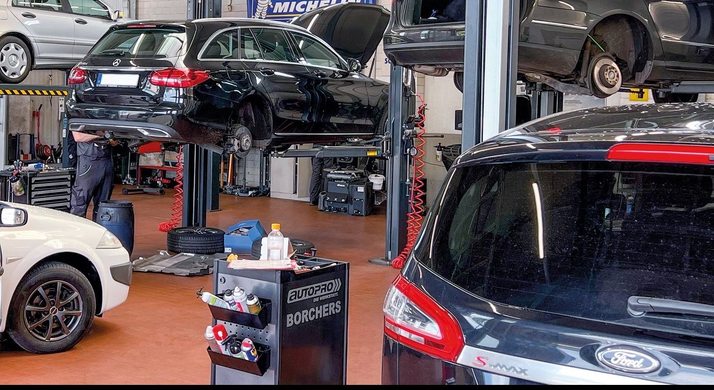 Fahrzeuge auf den Hebebühnen in der Werkstatt der BORCHERS GMBH