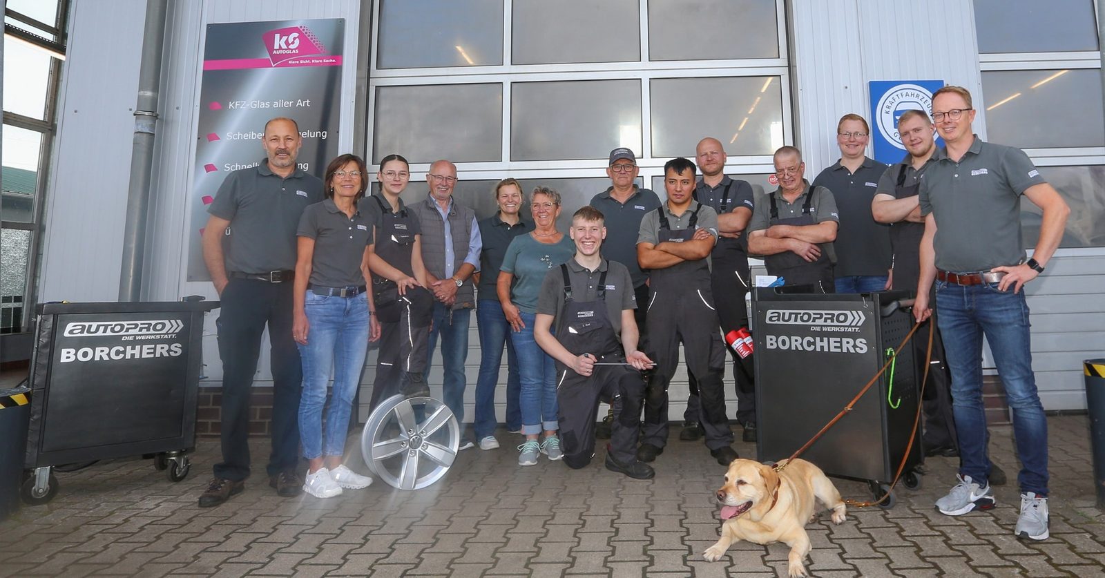 Das Team der BORCHERS GMBH vor der Werkstatt in Löningen